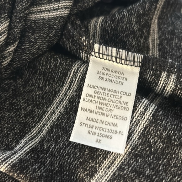 NWT Market & Spruce Top - Picture 3 of 3